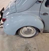 résultat après redressage carrosserie et peinture sur Renault 4cv 