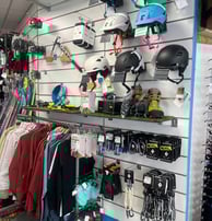 présentoir boutique casques escalade alpinisme degaine piolet veste polaire