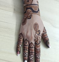 Simple back hand heena design