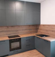 Tamsiai žalios spalvos virtuvinės spintelės