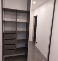 Prieškambario spinta su veidrodžiu