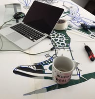 Caderno de artista com anotações e desenhos.