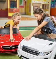 Niños jugando cn sus mini eléctricos de Luka Cars & Toys