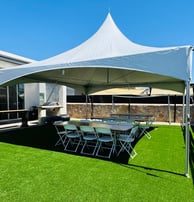 Carpa blanca para evento, con sillas, mesas, el paso diamond events