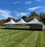 Carpa 20x60 high peak para eventos, sobre el pasto