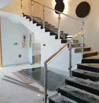 نقدم خدمات متكاملة في تصنيع وتركيب الزجاج والسكريت لمختلف القطاعات. خبرتنا تضمن جودة عالية واحترافية