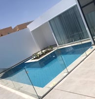 نقدم خدمات متكاملة في تصنيع وتركيب الزجاج والسكريت لمختلف القطاعات. خبرتنا تضمن جودة عالية واحترافية