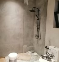 نقدم خدمات متكاملة في تصنيع وتركيب الزجاج والسكريت لمختلف القطاعات. خبرتنا تضمن جودة عالية واحترافية