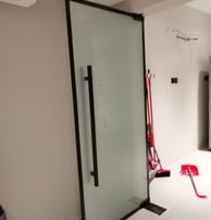 نقدم خدمات متكاملة في تصنيع وتركيب الزجاج والسكريت لمختلف القطاعات. خبرتنا تضمن جودة عالية واحترافية