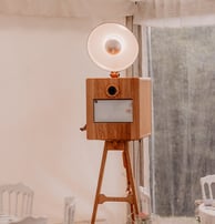 Photobooth en bois clair sur trépied avec éclairage circulaire, modèle Rosa, idéal pour les mariages