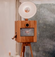 Photobooth en bois clair sur trépied avec éclairage circulaire, modèle Rosa, exemple mariage