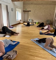 photographie d'un cours collectif de hatha yoga donné par Zoé