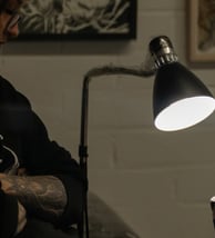 tatuointiartisti tatuoimassa asiakasta