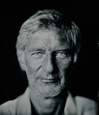 Wolfram Otlinghaus, Inhaber der Bodenseefoto-Galerie, im Galeriebüro