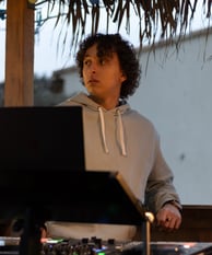 Tom Olympio créant une ambiance unique : DJ set vibrant aux platines en Provence-Alpes-Côte d'Azur.