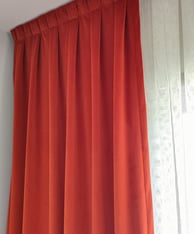 Tenture velours terracotta finition tête plis plats