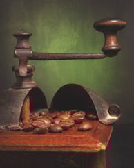 Grains de café sur moulin ancien