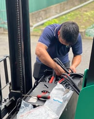 Hình 4. kỹ thuật viên đang lắp Ắc quy Lithium