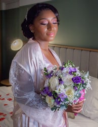 mariée, préparatif en peignoir tenant un bouquet