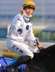 Photo of Hong Kong jockey Vincent Ho on racehorse Golden Sixty