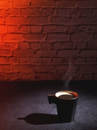 Photographie de tasse de café et son ombre