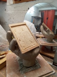 Sculpture en bois en cours du téléphone pour réaliser l'œuvre Narcisse de l'artiste sculpteure Lode