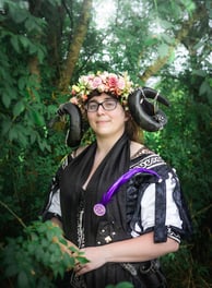 Femme à cornes personnage de GN portant une création unique et sur mesure blanc et noir