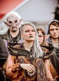 Création unique et sur mesure pour un personnage de GN fantasy. Costume aux teintes cuivres et orang