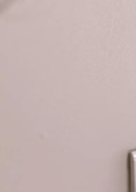 Foto de engenheira conferindo tensão de tomada