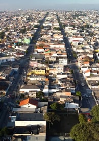 Vista aérea mostrando a densa malha urbana e suas avenidas principais.