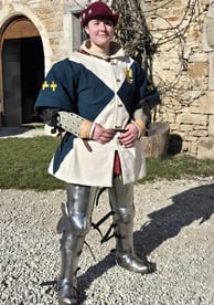 Femme en armure portant un tabard de béhourd