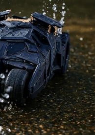 carro a control remoto de Batman bajo la lluvia