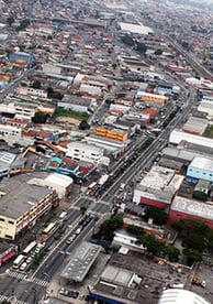 a imagem oferece uma vista aérea que destaca a malha urbana e a densidade do bairro Itaim Paulista.