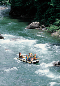 Panorama alam sepanjang Sungai Elo terlihat memukau saat aktivitas rafting berlangsung.