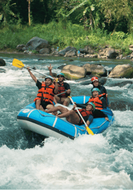 Rombongan rafting melambaikan tangan ke kamera di tengah perjalanan Sungai Elo