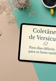 Capa do eBook Coletânea de Versículos sobre mesa verde com objetos de escrita ao redor