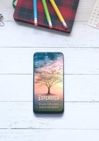 Visualização do eBook Esperança em um celular, ao lado de materiais escolares