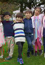 Amigos abrazados