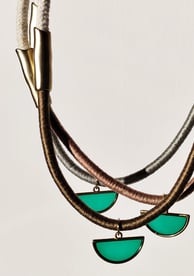 joya de macrame minimalista con cristal