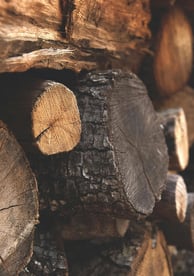 a un tas de bûches de bois empilées les unes sur les autres