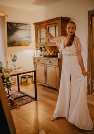 Une femme en robe de mariée qui imprime une photo grâce a un miroir photobooth pendant son mariage