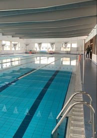 Piscina limpia y bien mantenida en perfecto estado, lista para el disfrute de los residentes.