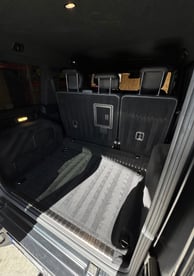 Mercedes G klasės bagažo skyrius po giluminio salono valymo – švarus, kruopščiai išvalytas vidus.