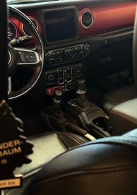 Raudonas automobilio interjeras su odinėmis sėdynėmis po salono valymo, švarus ir tvarkingas salonas
