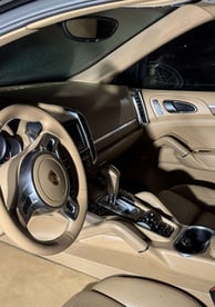 automobilio prietaisų skydelis su vairu ir švariu automobilio salonu