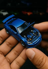carro de juguete con el cofre abierto