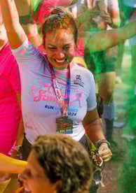 Mujer en carrera con polvos de colores