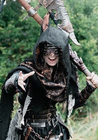 Création unique d'une capuche détaillée pour un GN et une tenue fantasy