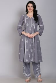 Sleek and smart, cigarette pants pair perfectly with straight-cut or A-line kurtas. Ideal for office