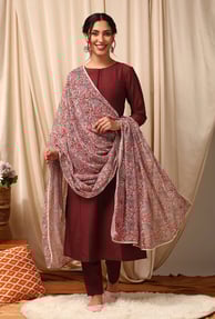 Built with multiple fabric panels stitched together, paneled kurtas offer extra flair and flow witho